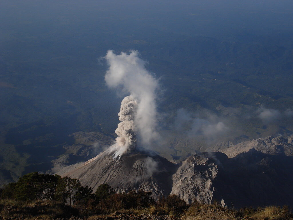Como hacer un volcan en erupcion